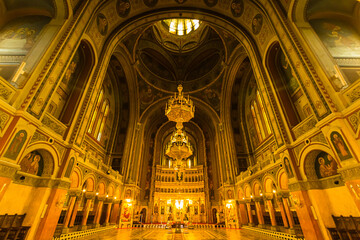 Obraz premium ルーマニア トランシルヴァニア地方のティミショアラの三成聖者大聖堂の聖堂内