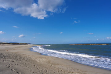 Fototapeta na wymiar 快晴の日の静かで美しい海岸の景色