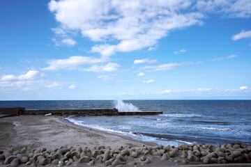 快晴の日の静かで美しい海岸の景色