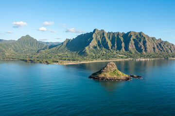 Mokoli'i island in Oahu, Hawaii, with the Ko'olau mountain range © Patrick