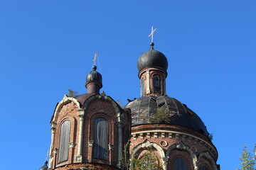 Obraz premium The dome of an old abandoned church stands against the summer sky.