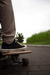 スケートボードに足を乗せて立っている