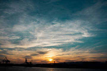 夕暮れの青と太陽が広がる空