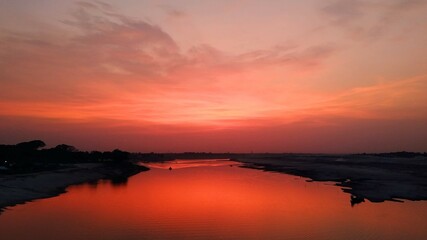 Fototapeta na wymiar sunset photography on the river