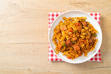 fusilli pasta with ham and tomatoes sauce