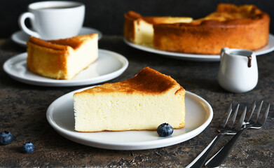Cheesecake new york. Slice cheesecake and a cup of coffee on the kitchen table. - 454677347