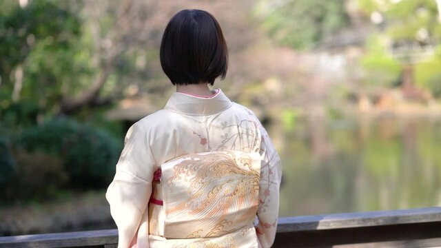 着物の女性　振り向く