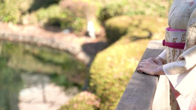 着物の女性　振り向く