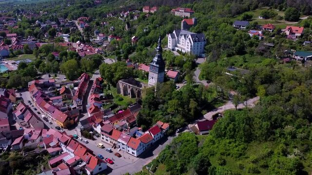 Luftaufnahme von Bad Frankenhausen mit schiefen Kirchturm