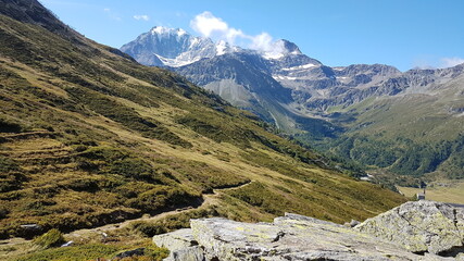 Schöne Natur der Tessiner Berge und Flüsse