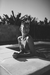 Chica morena española en piscina de andalucia natural