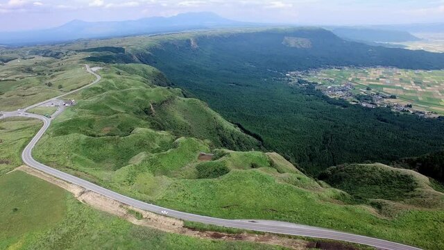 阿蘇の外輪山上空から見た風景、熊本県の阿蘇外輪山の風景、阿蘇の外輪山と高原道路、