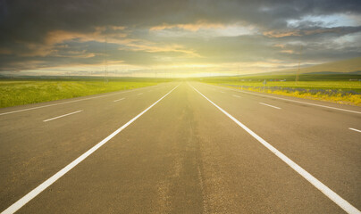 Naklejka premium Road Leading Into A Sunset