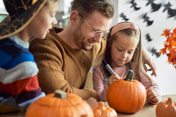 Fototapeta premium Happy family preparing to Halloween