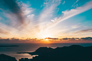 海岸線に沈むドラマチックな夕日