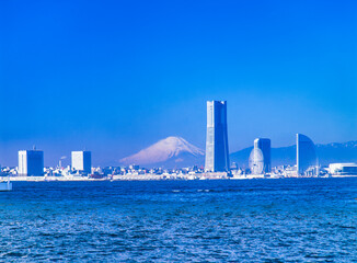 Obraz premium 神奈川県 横浜市 みなとみらい21と富士山