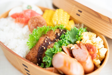 手作りのおいしい曲げわっぱのお弁当　アジフライ弁当