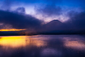 夜明けの富士山　山梨県本栖湖にて