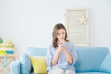 スマホを使う女性　考える