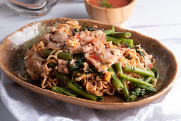 Dried sukiyaki - stir-fried vermicelli with vegetables and marinated pork