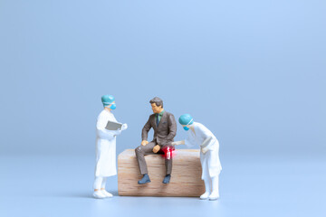 Miniature people Doctors treat rheumatism, osteoarthritis , World arthritis day concept - obrazy, fototapety, plakaty
