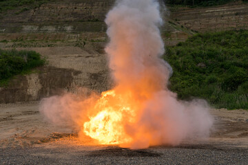 燃え広がる荒野の爆破