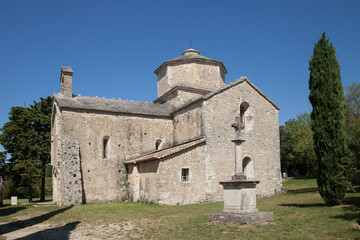 Fototapeta na wymiar Petite église de style roman dans la campagne près du village de Gras en Ardèche méridionale