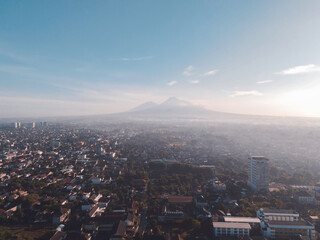 Obraz premium Aerial view of sunset Mount Merapi and Yogyakarta city, Indonesia. City with mountain background view.