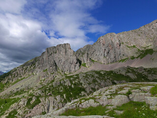 stupendo panorama delle rocciose montagne dolomitiche in estate