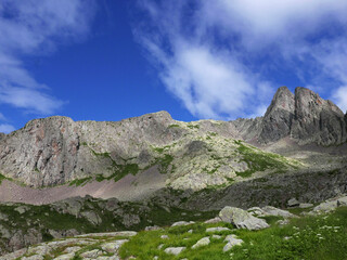 stupendo panorama delle rocciose montagne dolomitiche in estate