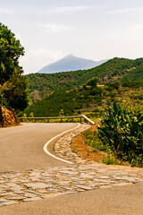 Carretera con el Teide de fondo en Teno Alto, isla de Tenerife