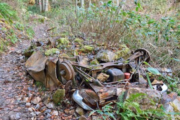登山道になぜかある廃車, scrapped car