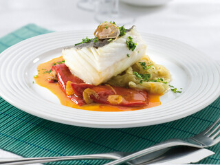 Bacalao con pimientos asados y ajos tiernos. Cod with roasted peppers and young garlic.