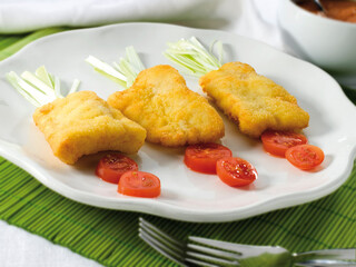 Pollo empanado con tomate y apio, emplastada para niños. Breaded chicken with tomato and celery, plastered for children.