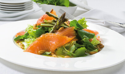 Ensalada de salmón con puntas de espárragos  y piñones. Salmon salad with asparagus tips and...