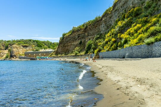 La spiaggia di Pozzovecchio o del Postino a Procida