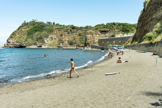 La spiaggia di Pozzovecchio o del Postino a Procida