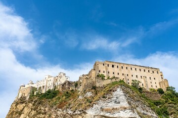 L'ex carcere di Procida a Palazzo D'Avalos visto dal mare