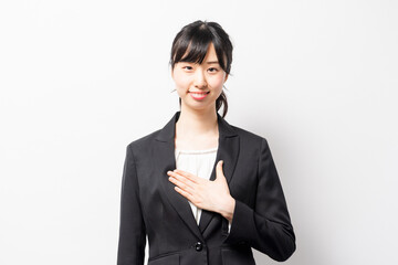 胸に手を当てて、想いを伝える若いビジネスウーマン