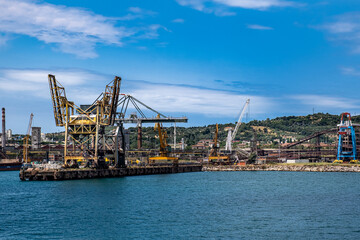 Fototapeta na wymiar Porto industriale di Piombino