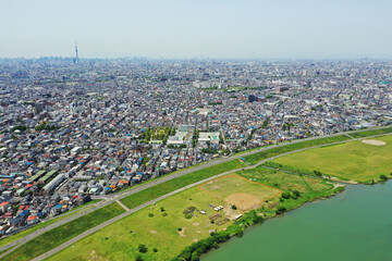 Fototapeta na wymiar 江戸川上空から空撮した東京の下町