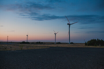 Obraz premium wind turbine at sunset