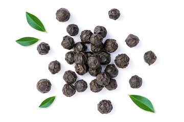 Obraz premium black pepper (peppercorns) with green leaf isolated on white background. Top view. Flat lay. 
