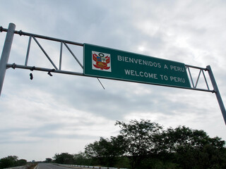 Fototapeta premium Welcome to Peru sign on the Ecuador-Peru border