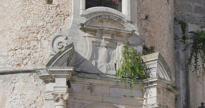 Esterno di un edificio medievale normanno 