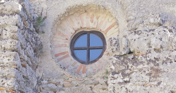 Esterno di un edificio medievale normanno 