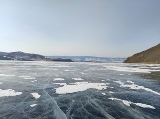 Obraz premium transparent lake covered with ice in winter
