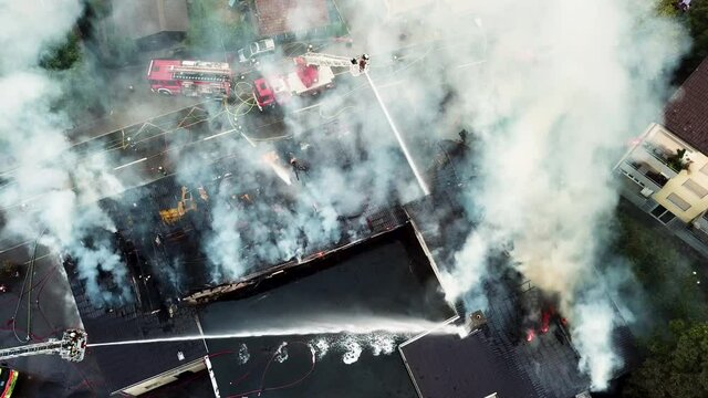 Grossbrand Bäch, Feuerwehr kämpft gegen Flammen, Drohne, Still