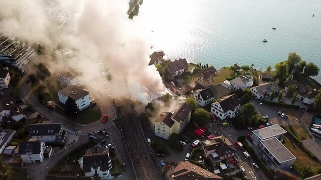 Grossbrand Bäch, Feuerwehr im Einsatz Notfall Durchsage, Drohne, Around