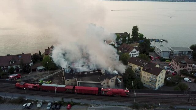 Grossbrand B&auml;ch, L&ouml;schzug im Einsatz, Drohne, SlowDown
